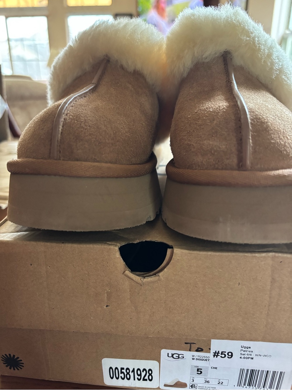 UGG Disquette NIB Size 5 - Chestnut